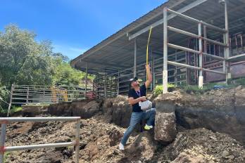 Cuando ocurrió el terremoto, el investigador se encontraba en Ontario, Canadá, donde cursa su doctorado en Geofísica, como becario de la Senacyt. Desde el 11 de octubre, se trasladó a Panamá para recopilar información del evento para integrarla a su tesis doctoral. Ha realizado mediciones en Búcaro (foto), La Pitaloza y Mariato, en el sur de la península de Azuero y la costa de Veraguas.