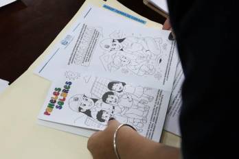 El caso se suma a denuncias previas por el uso de su imagen en buses estudiantiles.