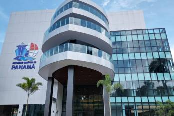 La Autoridad Marítima de Panamá se encarga de administrar el registro de buques, coordinar el desarrollo portuario y promover la estrategia marítima nacional.