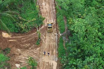 Entre las obras se incluyen trabajos de limpieza, nivelación, relleno y compactación de tramos deteriorados, además de la reparación de drenajes