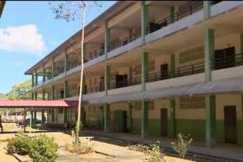 Domínguez denunció que inicialmente se había prometido abrir la carrera marítima en el Instituto San Miguel Arcángel de Las Mañanitas, pero ahora se ha informado que esta oferta académica se impartirá en el colegio Jeptha B. Duncan.