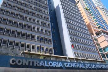 La petición sostiene además que estas autorizaciones administrativas habrían terminado funcionando como activos privados.