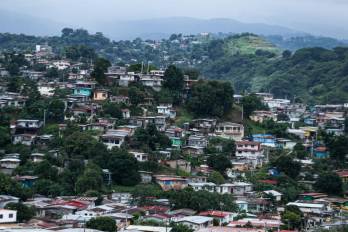 El informe señala que las deficiencias detectadas afectan requisitos esenciales del proceso, lo que impidió avanzar a la etapa de evaluación técnica y económica.