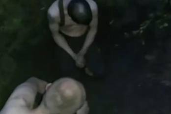 En una grabación, se observa a dos hombres dentro de una fosa poco profunda, presuntamente desertores, forzados a enfrentarse entre ellos, con la promesa de que solo el ganador podrá salir al finalizar la pelea.