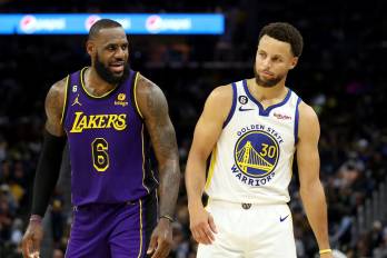 Los jugadores de NBA, LeBron James (izq.) y Stephen Curry.