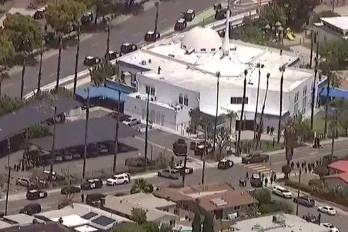 La policía cerró accesos de la autopista Interestatal 805 y estableció un centro de reunificación en una iglesia cercana para atender a las familias y garantizar la seguridad de los evacuados.