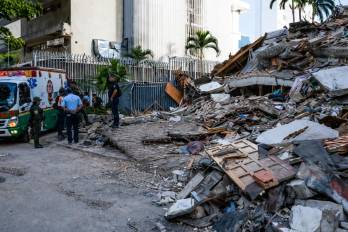 Integrantes de la Protección Civil de Venezuela participan este jueves, en las labores de remoción de escombros y búsqueda de sobrevivientes entre edificios colapsados por los terremotos, durante un operativo de rescate en el municipio de Chacao, en el este de Caracas.