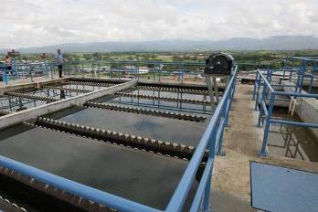 El agua potable será distribuida a los residentes de la región de Azuero a través de carros cisternas y botellas de agua.
