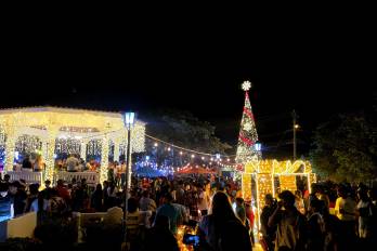 El Parque 8 de Diciembre brilló con el encendido navideño “Los sueños de Santa” en Penonomé.
