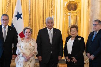 El ministro de la Presidencia, Carlos Orilla; la presidenta de la Corte, María Eugenia; presidente de la República, José Raúl Mulino; los nuevos magistrados Gisela Agurto Ayala y Carlos Ernesto Villalobo Jaén