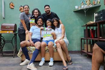 El equipo dedicó el galardón “a la memoria de Rommel, Jackeline y Bondy, cuya energía y legado viven en cada escena”
