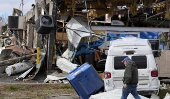 Un residente pasa junto a varios negocios arrasados tras el paso de un tornado en la localidad de Hendersonville, Tennessee (Estados Unidos) este domingo, 10 de diciembre.