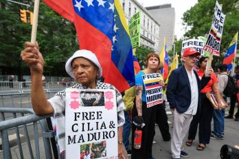 Manifestantes sostienen carteles en apoyo al presidente depuesto de Venezuela, Nicolás Maduro, y a su esposa, Cilia Flores, frente al Tribunal Federal Daniel Patrick Moynihan, en Nueva York.