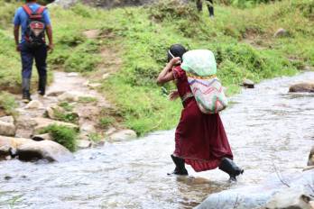 En las comarcas, el 83% de la infancia vive en pobreza y el 55% en pobreza extrema.