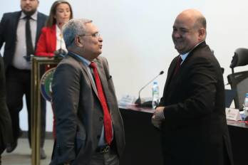 Barroso (izq.) habla con el magistrato del Tribunal Electoral, Alfredo Juncá.