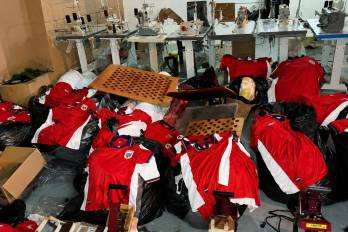 Entre los hallazgos se encontraban decenas de camisetas con el diseño oficial, además de materiales, máquinas de coser y planchas utilizadas para la confección de la mercancía.