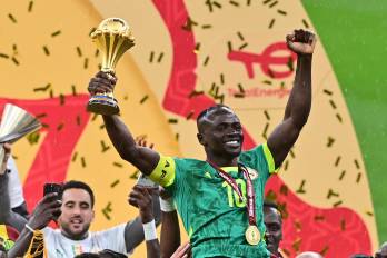 El jugador de Senegal Sadio Mané levanta la Copa África.