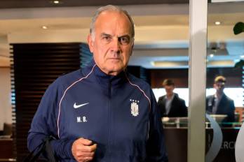 El entrenador argentino evitó hacer declaraciones al regresar a Montevideo tras el fracaso de la Celeste.