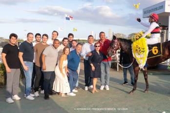 Como Tu posa con su primera mantilla de su campaña, junto a sus propietarios y amigos de la Cuadra Inglesa.
