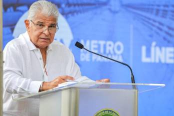 Durante su intervención, el mandatario felicitó a los obreros que trabajan en la construcción de la línea 3.