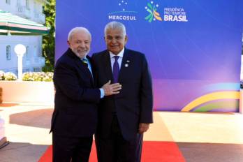 Presidente José Raúl Mulino es recibido por el mandatario de Brasil, Luiz Inácio Lula da Silva.