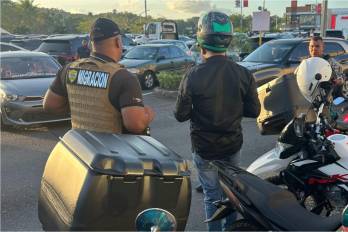 Durante las primeras diligencias, los funcionarios detectaron a tres ciudadanos extranjeros que realizaban actividades sin contar con el permiso.