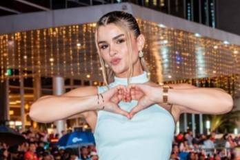 La modelo Clarissa Molina durante el desfile de navidad en Panamá.