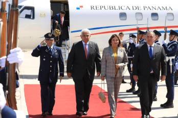 El mandatario panameño viajó acompañado de la primera dama, Maricel Cohen de Mulino.