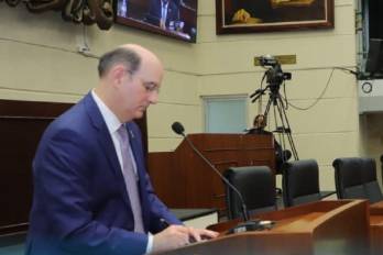 El ministro Felipe Chapman durante la discusión del Presupuesto General del Estado en la Asamblea Nacional.