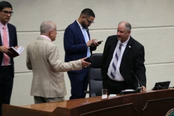 Camacho exigió un derecho a réplica, que de acuerdo con Herrera no existe dentro del reglamento de la Asamblea. Por ello, pidió a los diputados que respetaran la comparecencia de Carles de Arango.