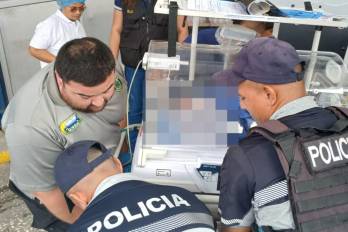 Agentes de la Policía Nacional acudieron de inmediato al sitio y trasladaron a la bebé a la policlínica Generoso Guardia