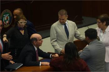 Chapman conversa con los diputados antes de presentar el proyecto de ley que sacaría a Panamá de las listas grises.