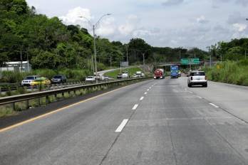 La carretera será de dos carriles, con un ancho de tres metros por carril y hombros de 50 centímetros a ambos lados.