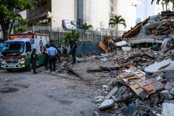 Integrantes de la Protección Civil de Venezuela participan este jueves, en las labores de remoción de escombros y búsqueda de sobrevivientes entre edificios colapsados por los terremotos, durante un operativo de rescate en el municipio de Chacao, en el este de Caracas.