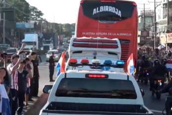 Los paraguayos salieron a las calles para despedir a los jugadores de la selección.