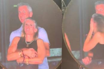 Momento en que la Kiss Cam capturó a la pareja.