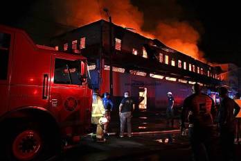 El funcionario explicó que la rápida propagación del fuego pudo haberse visto favorecida por los materiales de construcción del inmueble.