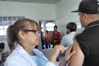 El Minsa explicó que las personas que no tengan constancia de vacunación recibirán la dosis correspondiente contra el sarampión, priorizando a las mujeres en edad fértil.