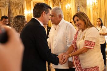 Paz saluda a la primera dama, Maricel Cohen de Mulino.