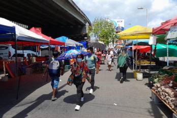 La Asamblea busca equilibrar orden urbano, protección social y viabilidad del comercio minorista.