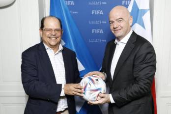 Manuel Arias junto a Gianni Infantino, presidente de la FIFA.