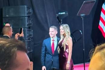 El alcalde de Panamá, Mayer Mizrachi, llega muy bien acompañado y desata comentarios.