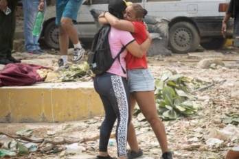 Un par de mujeres fueron captadas al llorar este 26 de junio, en medio de los escombros de edificios derrumbados por los terremotos, en La Guaira.