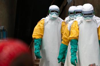 Uno de los factores que más preocupa a especialistas es que la variante detectada corresponde al virus Bundibugyo, una cepa poco frecuente para la cual actualmente no existe una vacuna aprobada.