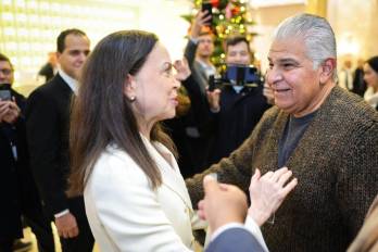 Acompañado por la primera dama, Maricel Cohen de Mulino, el mandatario panameño se reunió con una Machado.