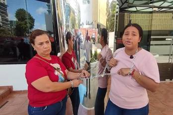 Desde tempranas horas, funcionarios y extrabajadores llegaron a la sede de DIGECA con cadenas, candados.