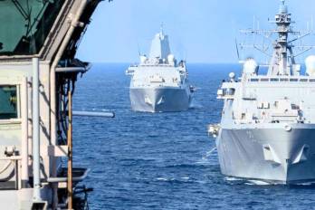 la armada de Estados Unidos opera casi 100 barcos alrededor del mundo todos los días.