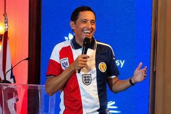 El embajador británico en Panamá Greg Houston vistió una camiseta que integra las camisetas oficiales de Panamá, Inglaterra y Escocia realizada durante la velada. La misma fue diseñada por la marca de moda sostenible Mott.Project de la diseñadora Andrea Rebolledo.