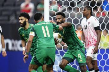 Selección de Arabia Saudita en medio de partido de la Copa Oro 2025.