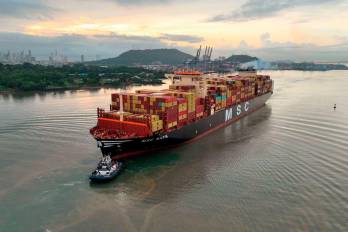 Un buque portacontenedores ingresa al Canal de Panamá por el Pacífico, asistido por un remolcador, en medio del conflicto laboral entre la Autoridad del Canal y la Unión de Capitanes y Oficiales de Cubierta.